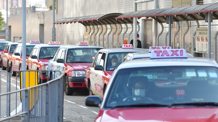 政府計畫引入車隊制規管的士營運。資料圖片