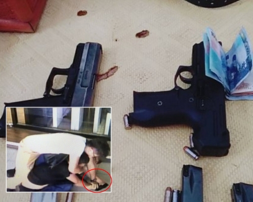 柯男被警員制服時,手還持着槍。