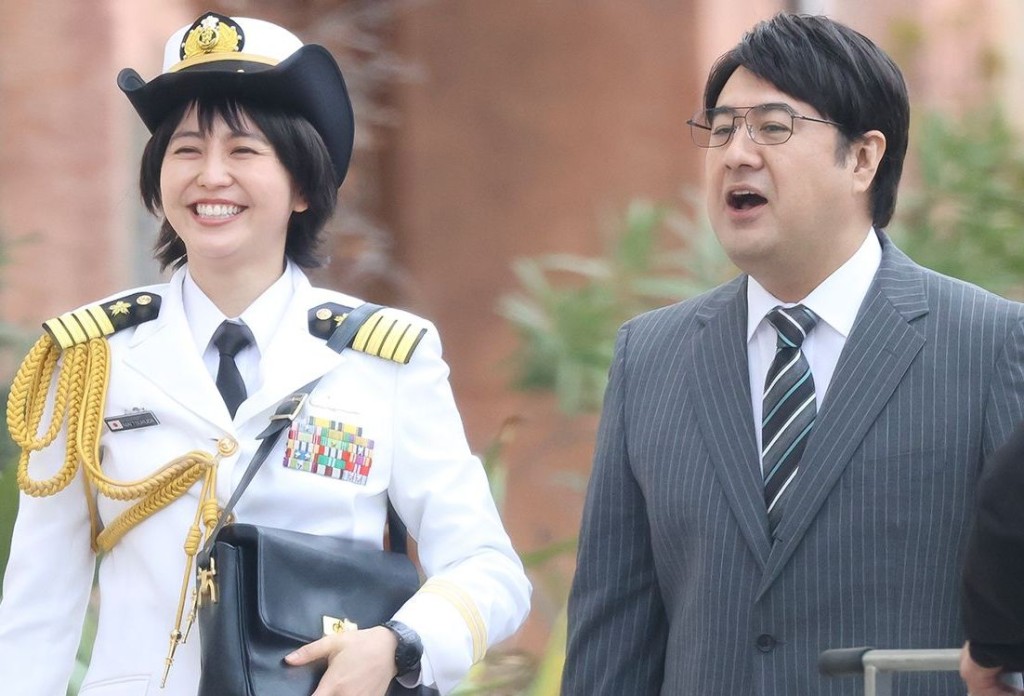 有日媒拍到長澤正美與小手伸也拍攝時的情況。