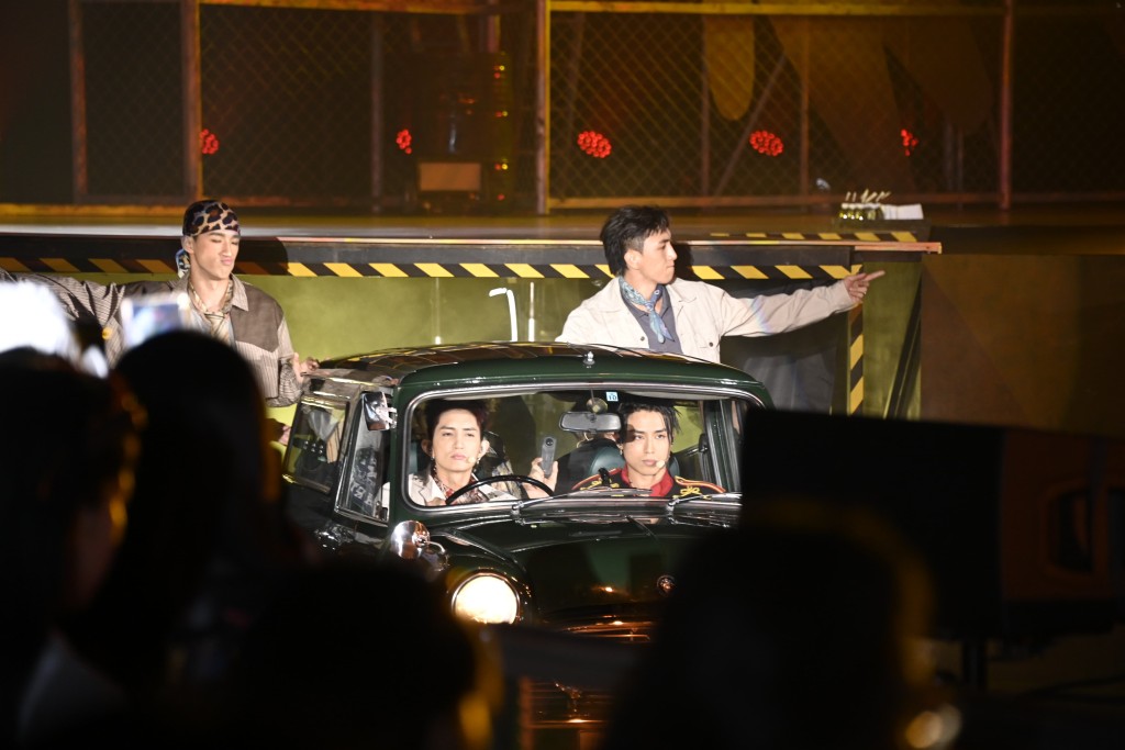 MIRROR「夜粥小隊」Lokman、AK、Alton及Frankie舉行《W.T.F Live 2025》,坐住車出場。 MIRROR「夜粥小隊」Lokman、AK、Alton及Frankie舉行《W.T.F Live 2025》,坐住車出場。