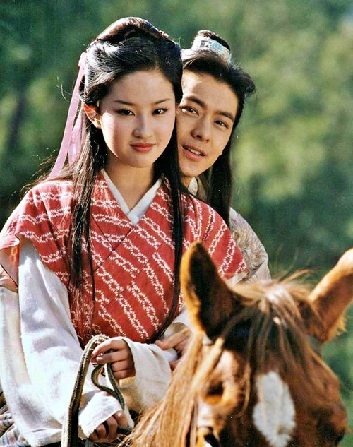 劉亦菲和林志穎主演《天龍八部》。