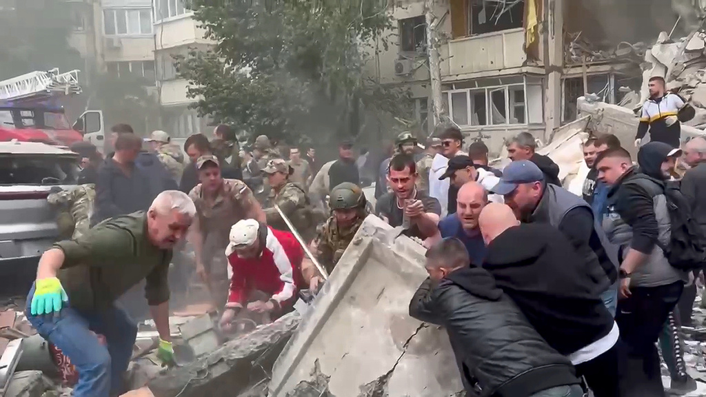 俄罗斯别尔哥罗德有住宅被导弹碎片击中倒塌。美联社