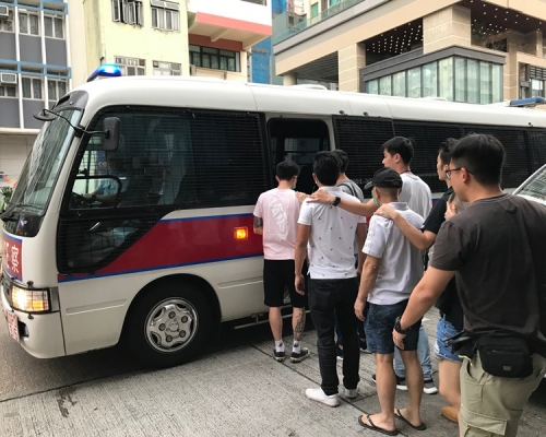 5名人士被捕。