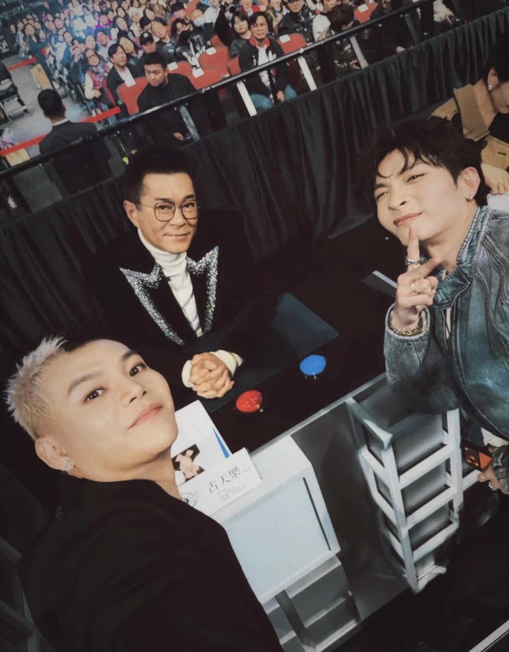 保錡當晚的表現卻獲不少觀眾負評，他以「港式英文」訪問韓星，被批「拉低水準」。