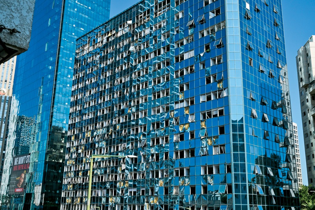以色列拉馬特甘市遭伊朗導彈攻擊，商業大樓玻璃外牆震碎。