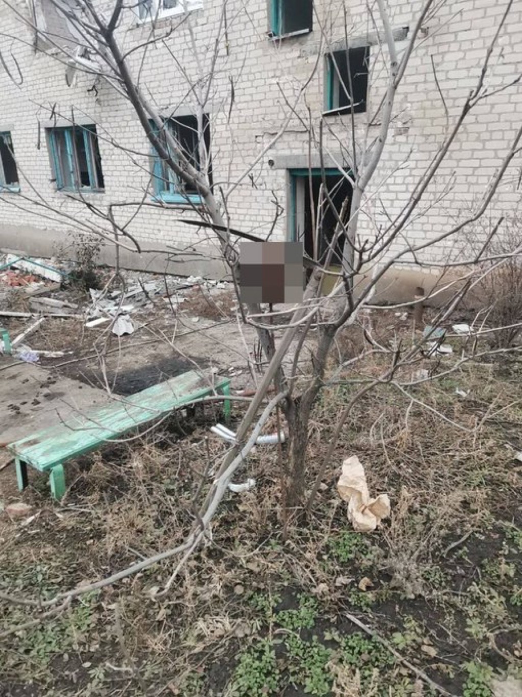 網上流傳瓦格納傭兵將烏克蘭士兵的人頭砍下，並插在樹枝上。 Twitter