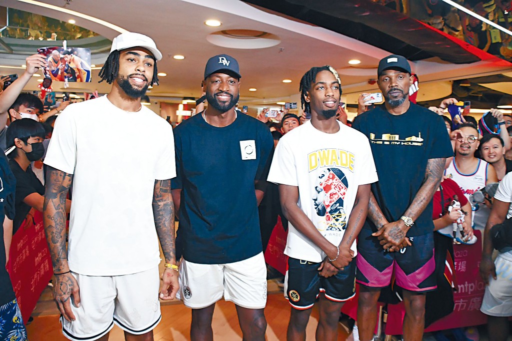 （左起）迪安祖羅素、維迪、沙尼維迪與夏士林昨日訪港，在屯門市廣場會見球迷。