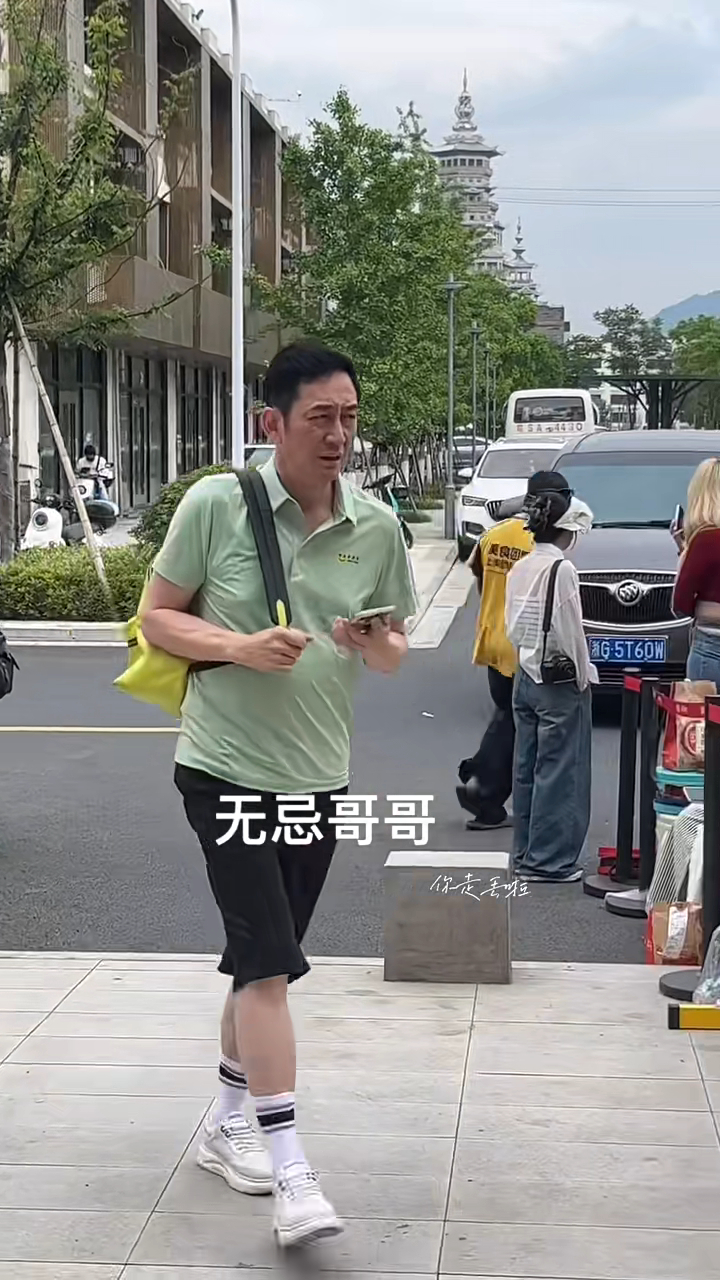 吳啟華身形有變,露出「肥仔胸」。 吳啟華身形有變,露出「肥仔胸」。