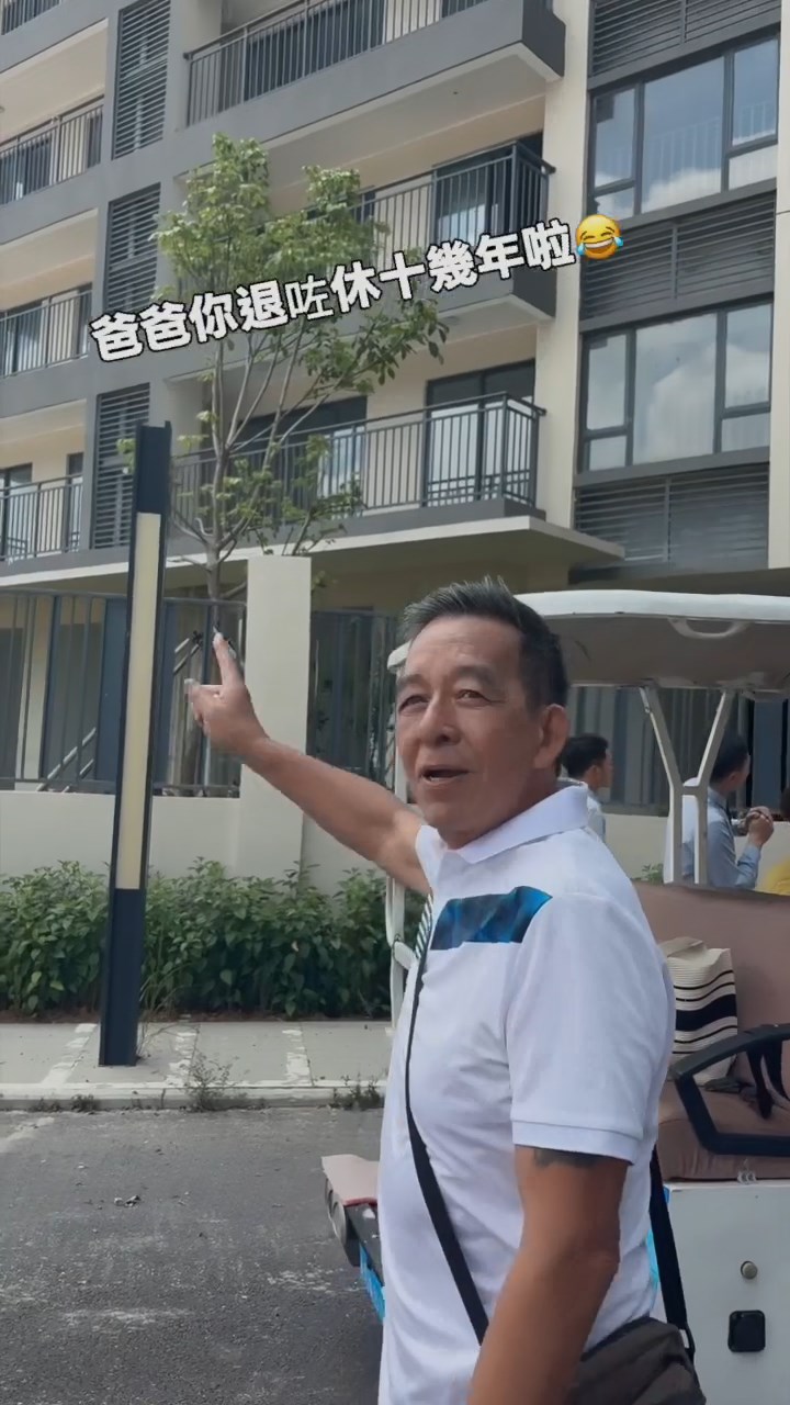 梁芷珮的爸爸指著新屋所在樓宇，忍不住大讚外觀「好靚」。