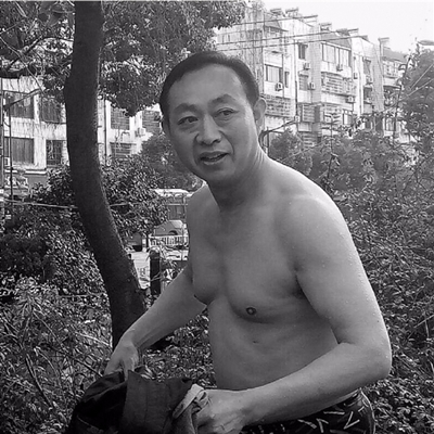 跳入河裏的原來是56歲的毛順根,是在貴州進行消防器材生意,而自小就在浙江長大。