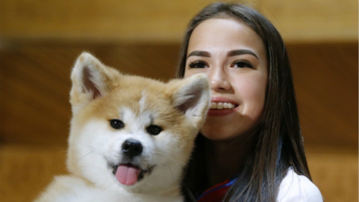 薩姬杜娃抱起狗狗的可愛樣子，成為一時網上熱話。AP圖片