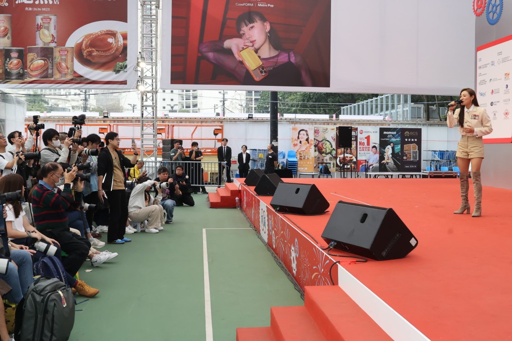 发生车祸后，今日（26日）她首度现身公开活动，于工展会献唱歌曲。