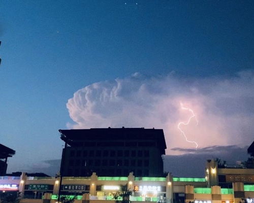 北京天空昨天出現雷暴雲，一邊晴天一邊打雷閃電的奇景。(網圖)