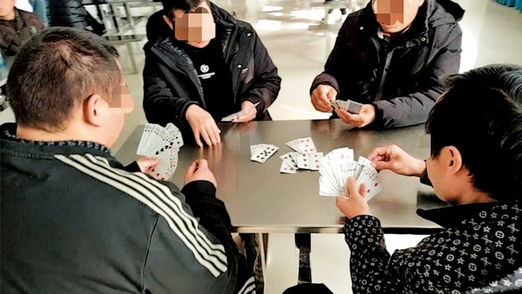 有「病人」聚在一起打牌，打發時間。