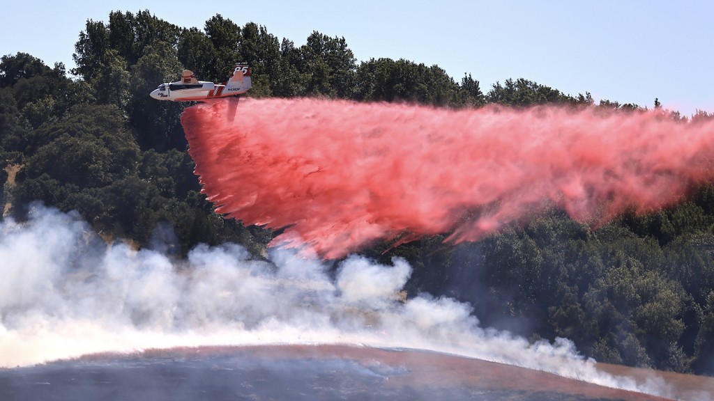 消防飞机向加州圣安东尼奥大火喷洒灭火剂。 美联社
