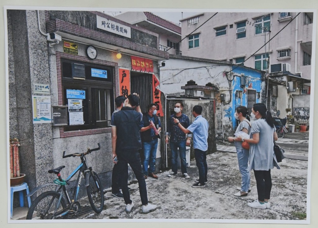 警方在村屋搜出21隻貓狗。
