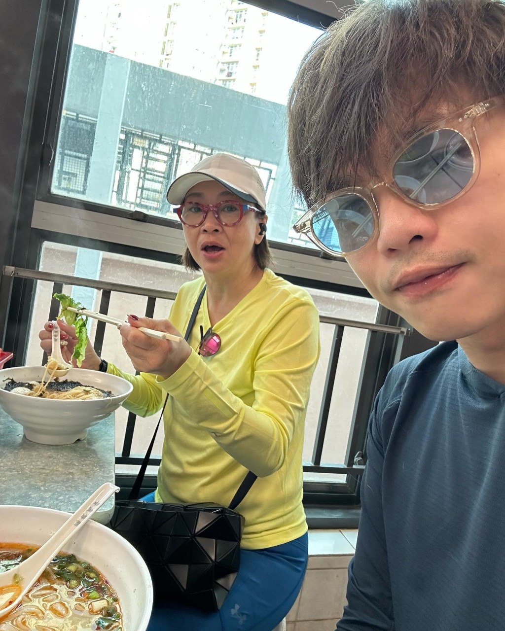 黃奕晨與媽咪跑步後去食早餐。