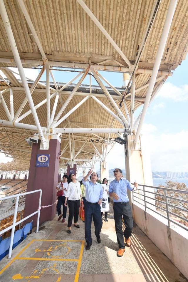 張建宗巡小西灣赤柱康樂設施。政務司司長辦公室FB圖片
