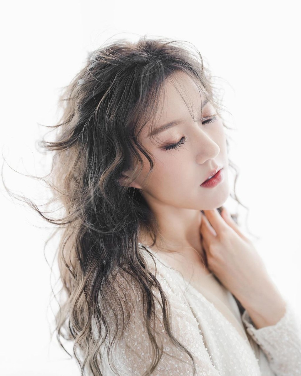 罗雪妍近年演出机会不断，拍过《新闻女王》、《美丽战场》、《白色强人II》、《新四十二章》、《婚后事》等剧集，人气不俗。