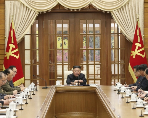 北韓領袖金正恩時隔29日再度露面主持政治局會議。AP圖片