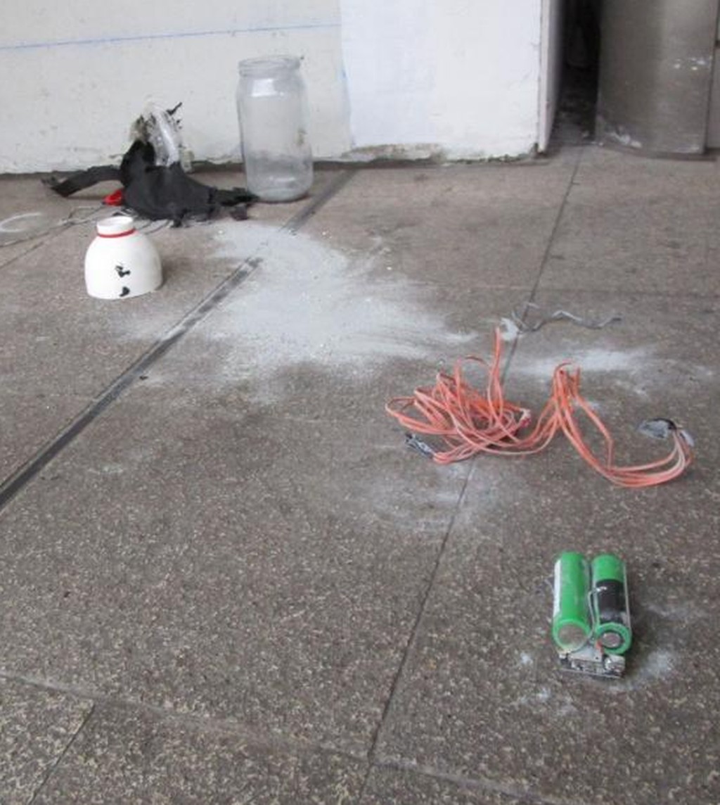 爆炸品專家檢驗後,確認爆炸裝置有爆燃炸藥「閃粉」。 爆炸品專家檢驗後,確認爆炸裝置有爆燃炸藥「閃粉」。