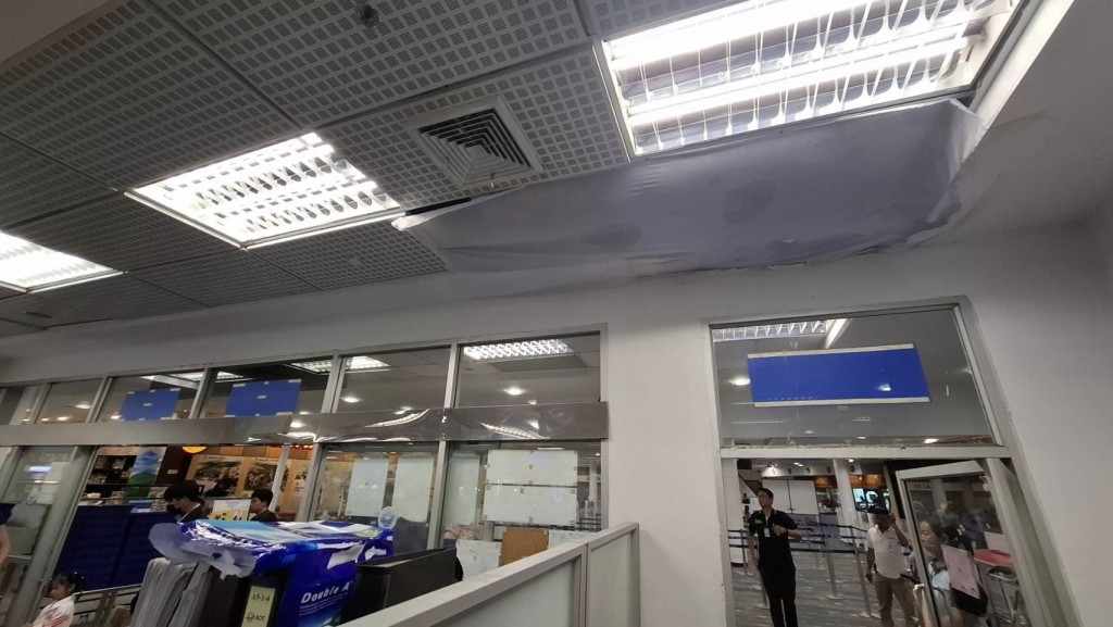 泰國清邁機場有天花板掉落，砸傷2名兒童。（FB@Chiang Mai International Airport-CNX）