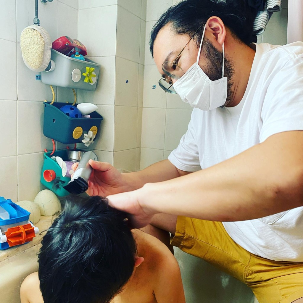 陈咏谦会为儿子剪头发。