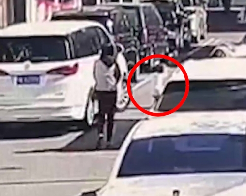 上海6歲女童小區玩滑板車，母親面前被車輛撞倒輾壓身亡。（網圖）