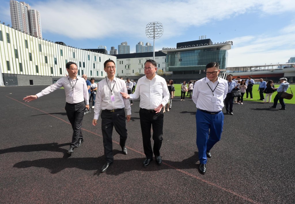 陳國基（右二）與楊潤雄（右三）、鄧炳強（右一）到場視察。陳國基fb