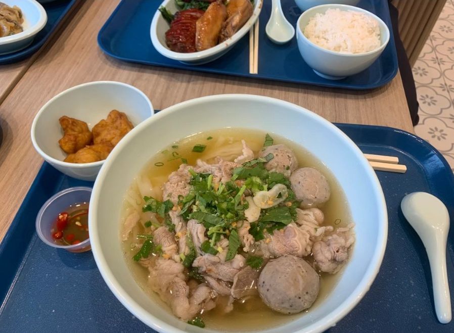 員工飯堂的菜式豐富又美味，雲集中、西、日、韓、越式等美食