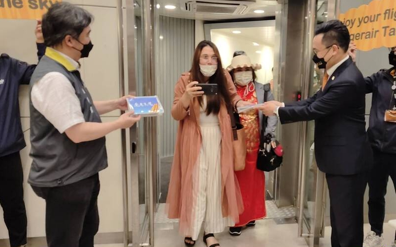 台灣官員今晨在機場歡迎抵台遊客。