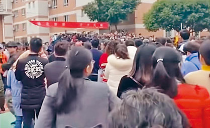 成都一小學食堂日前因食品質量問題,引起家長抗議。