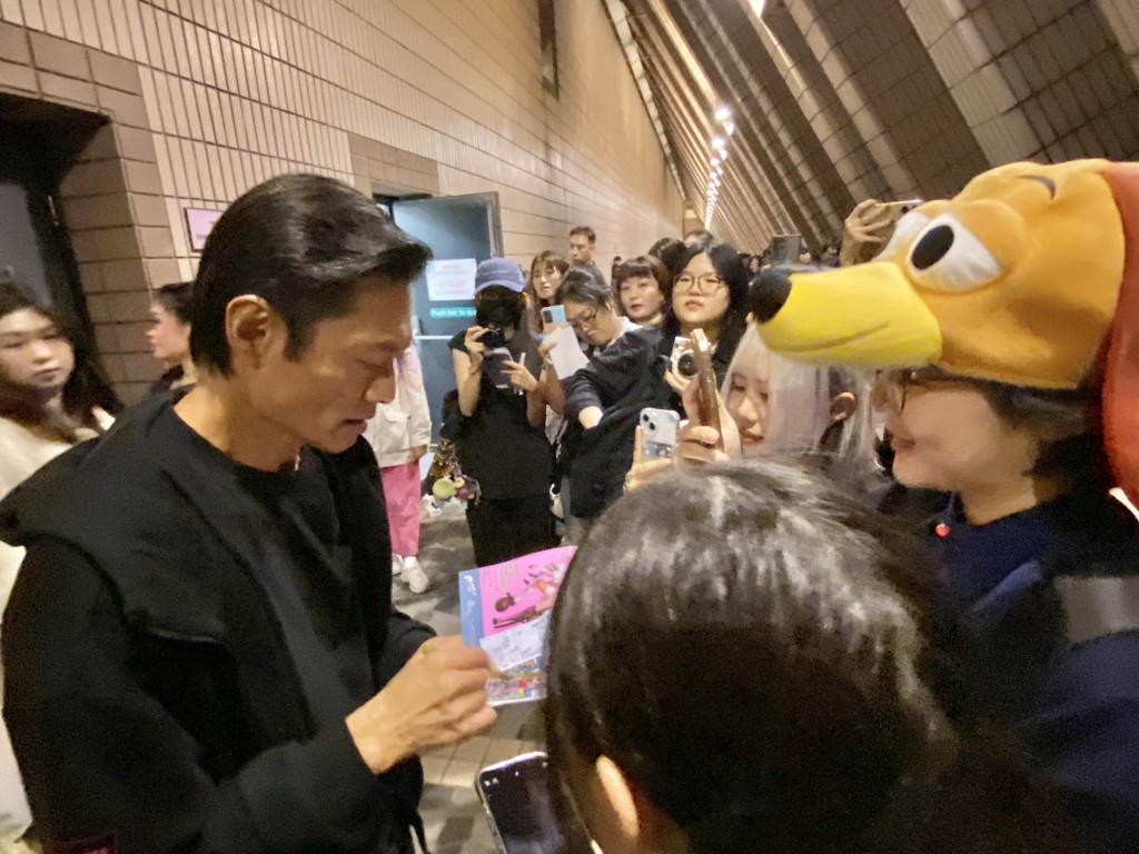 黃德斌多謝在後台門口等待他的粉絲。