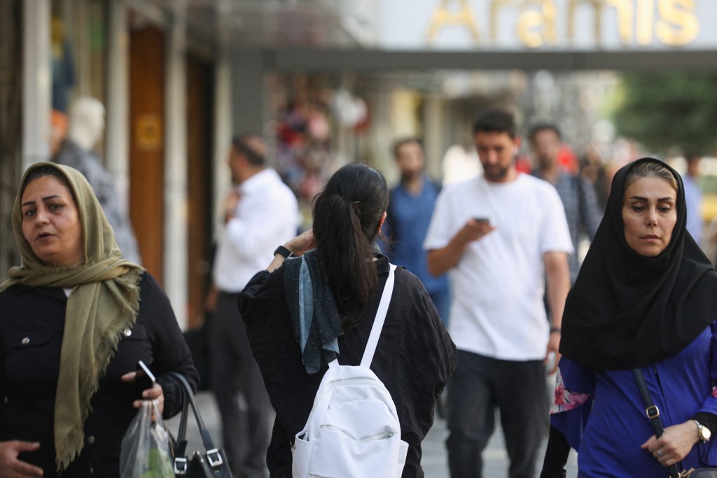 伊朗婦女要遵守當局的正確配戴頭巾規定。路透社