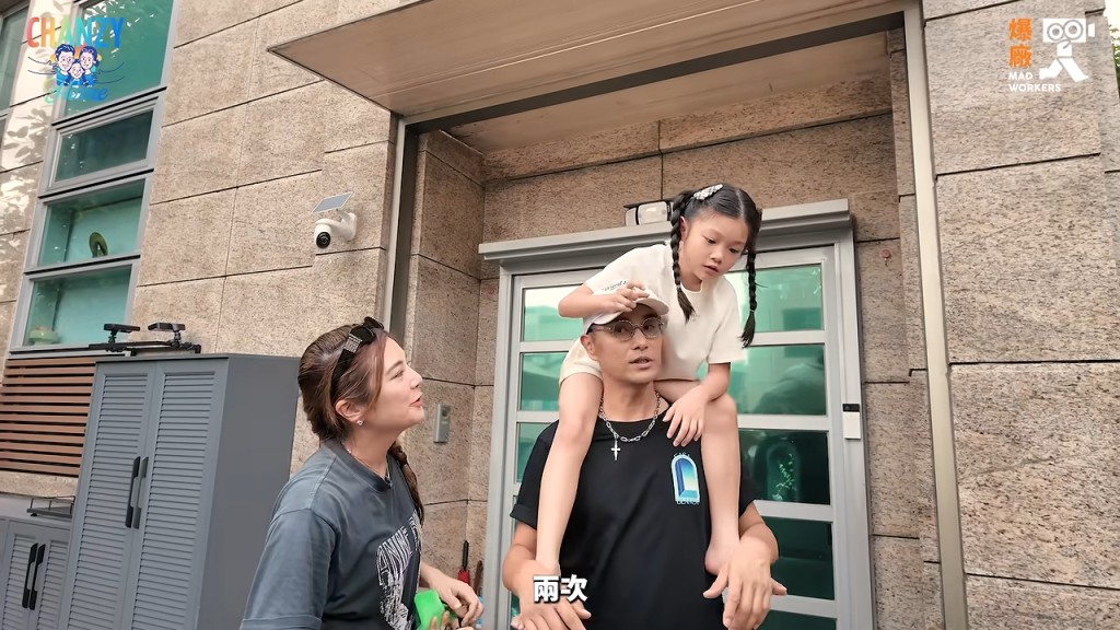 小豬比坐在爸爸膊頭上,非常威風。 小豬比坐在爸爸膊頭上,非常威風。