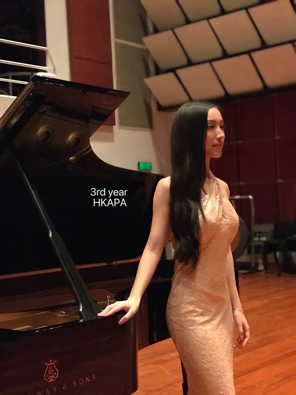 就讀演藝學院時的海兒,身穿晚裝在鋼琴旁留影,氣質出眾。 就讀演藝學院時的海兒,身穿晚裝在鋼琴旁留影,氣質出眾。