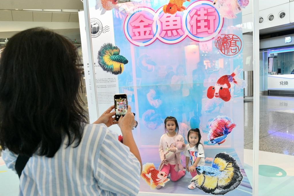 《艺「邮」机场》为艺术节活动之一，透过互动艺术体验向旅客展示香港独特风貌。卢江球摄