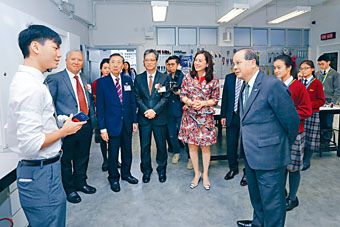 張建宗參觀「STEM先行者」為主題的樓層，由學生介紹STEM作品及分享對香港創新科技的看法。