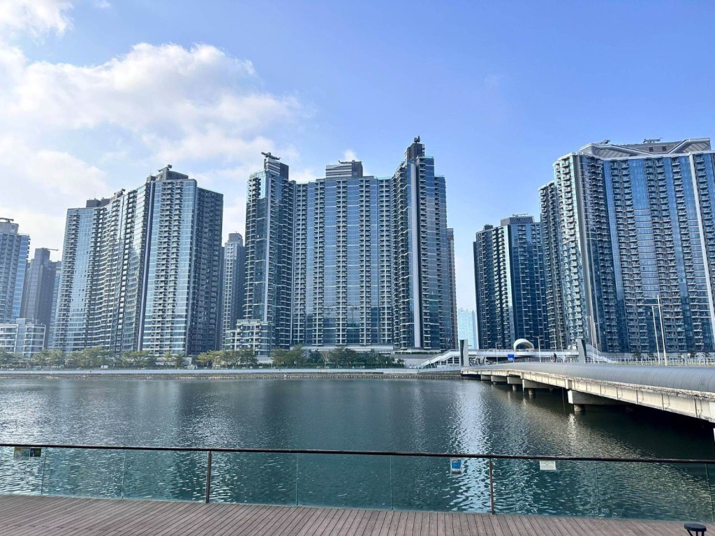 DOUBLE COAST III近日即连沽6伙单位,套现近3754万元,最高呎价单位为第1A座30楼E单位。 DOUBLE COAST III近日即连沽6伙单位,套现近3754万元,最高呎价单位为第1A座30楼E单位。