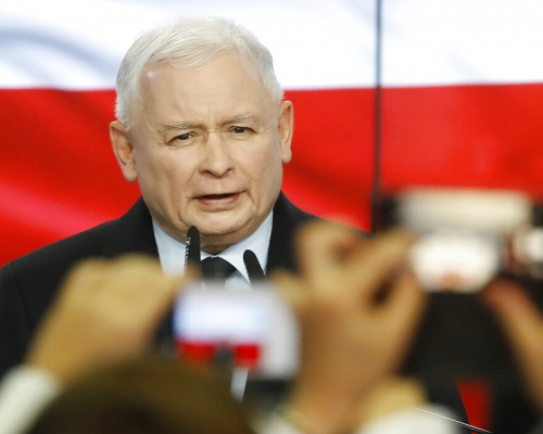 勝利的法律與公正黨由雅羅斯瓦夫領導。AP