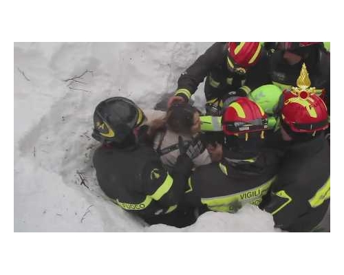 救難隊目前已救出兩人。AP