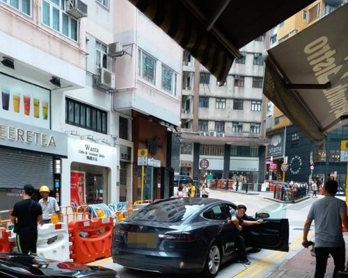 有電動車駛至中環時疑無電「跪低」,致交通嚴重擠塞。網民Nelson Chan在/ 香港突發事故報料區 fb群組