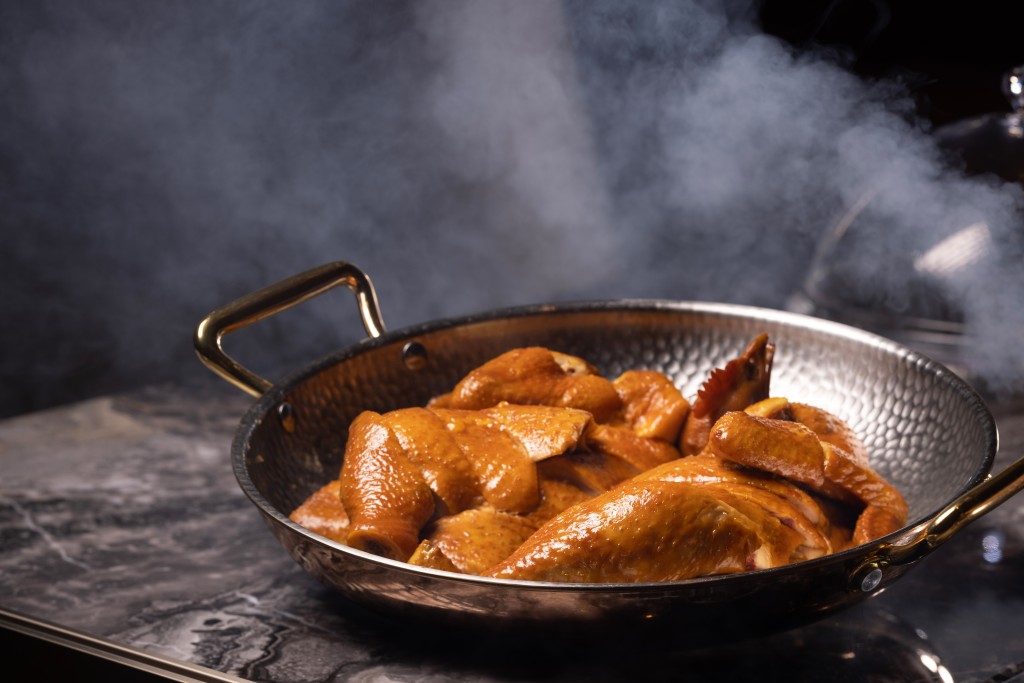 醬汁皇浸油雞——原隻鮮雞吸收了師傅自家調校的醬汁精華，具增香提鮮作用，入口分外滋味。