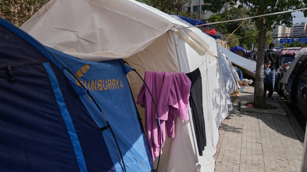 以色列空襲黎巴嫩｜失去家園的貝魯特居民暫住帳篷。 美聯社