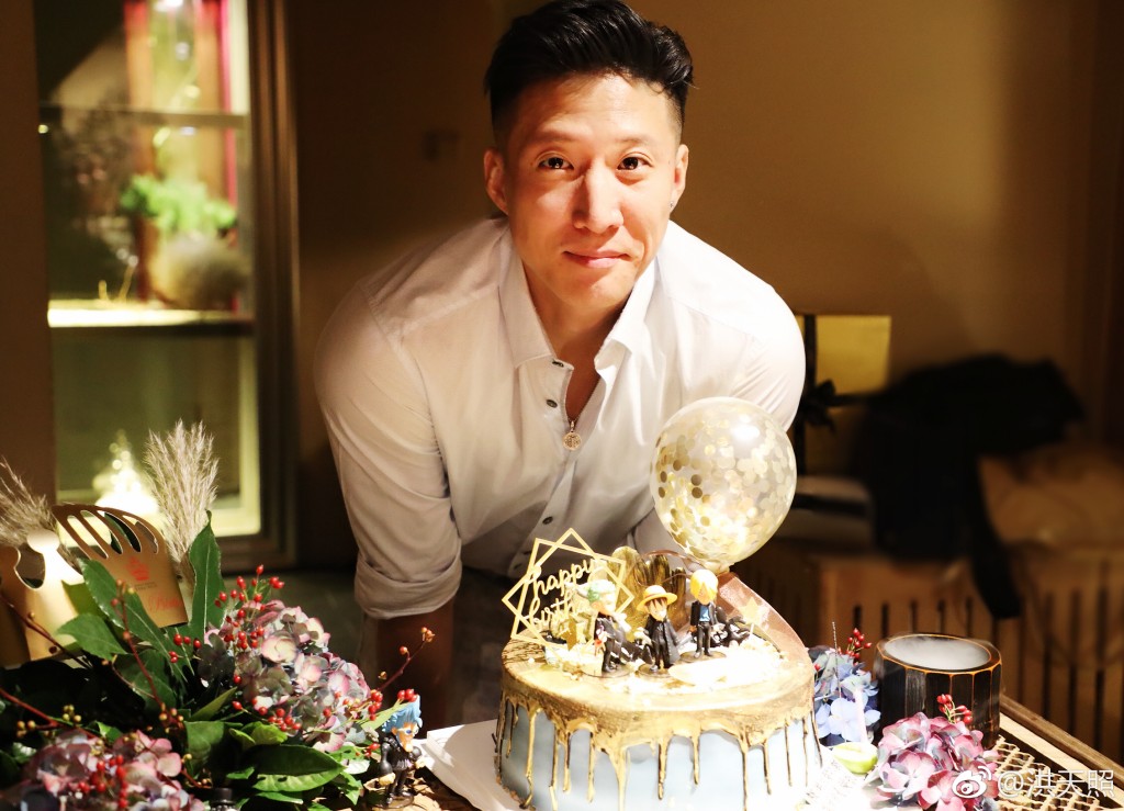 洪天照已經45歲。 洪天照已經45歲。