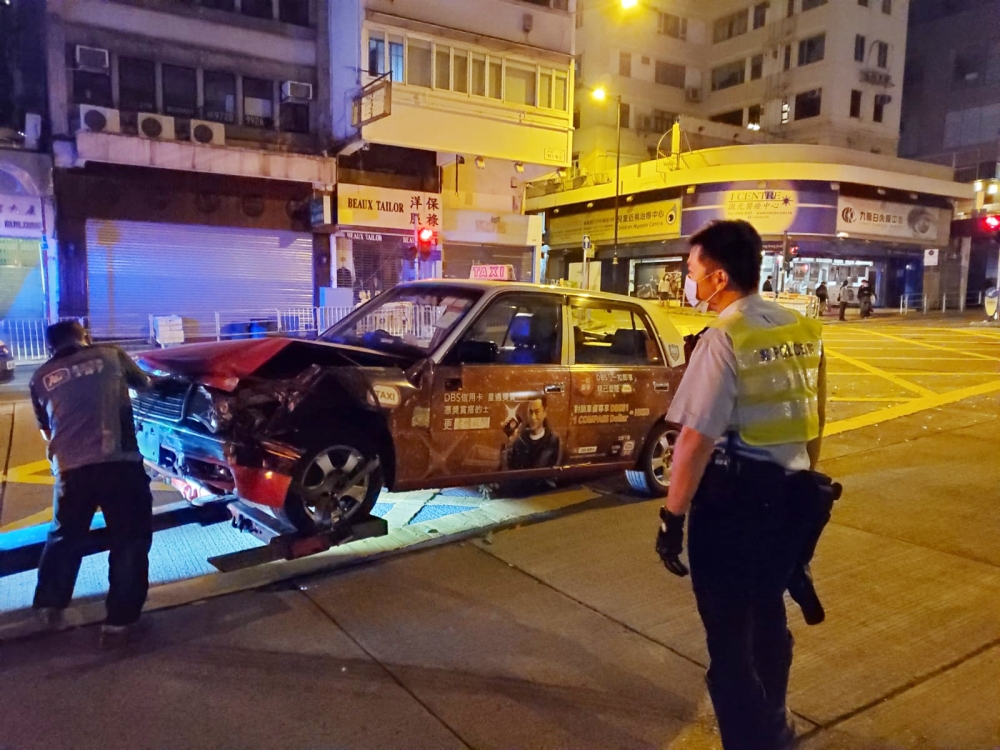 的士車頭損毀。