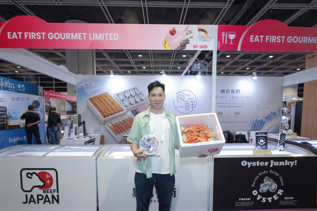 食鮮負責人譚先生表示,以其龐大採購和運輸能力,讓部分海鮮在本地價格和鮮度更勝日本當地。 食鮮負責人譚先生表示,以其龐大採購和運輸能力,讓部分海鮮在本地價格和鮮度更勝日本當地。