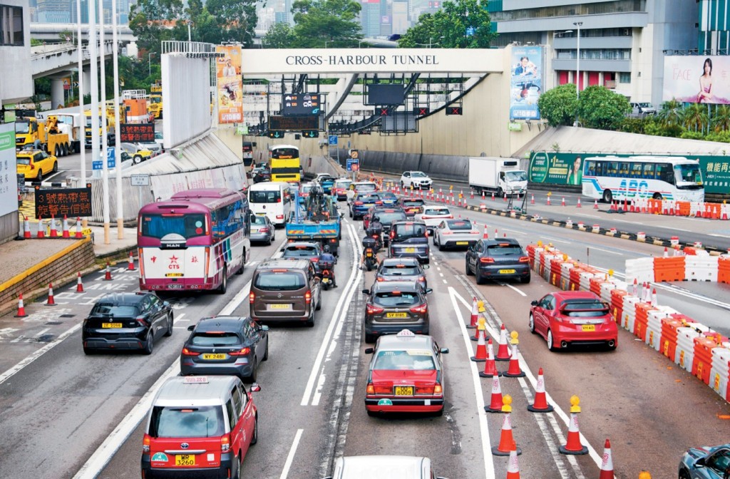 各主要道路及公共交通預計可以在天文台改發三號強風信號時恢復通行，讓市面基本復常。資料圖片