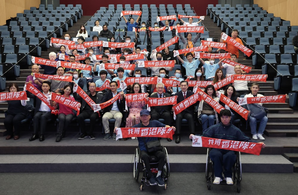 約有50名即將出發參與觀摩交流團的特殊學校師生及發展隊殘疾運動員共聚，吶喊「我撐港隊！」，場面非常墟冚。