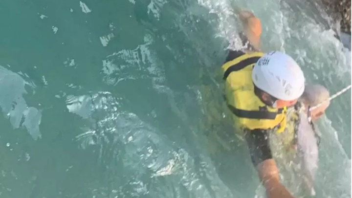 消防出動小艇救援，又用繩吊起男子。網上圖片